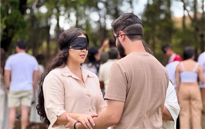 Casal de olhos vendados no momento do chá revelação